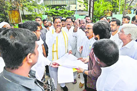 రోడ్డు విస్తరణ పరిశీలన 