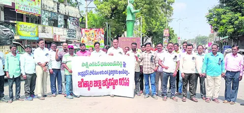 ‘సాక్షి’ గొంతునొక్కే ప్రయత్నం