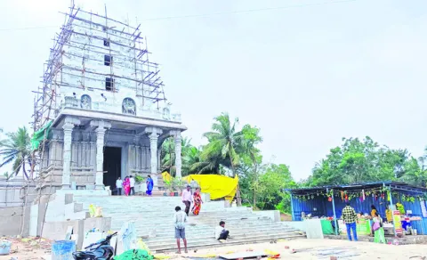 కార్తీకానికి క్షేత్రపాలకుడి ఆలయం ముస్తాబు 
