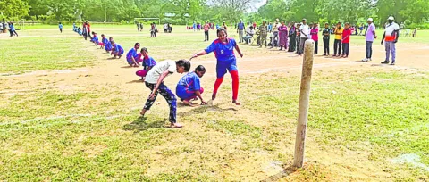 క్రీడలతో స్నేహభావం: డీఎం సురేఖ