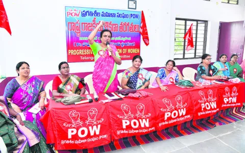 మహిళలు పోరాడే చైతన్యాన్ని పెంచుకోవాలి