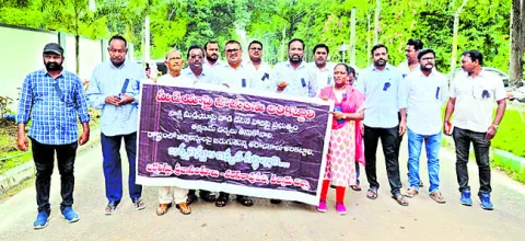 కలాలకు కళ్లెంపై నిరసన గళం 