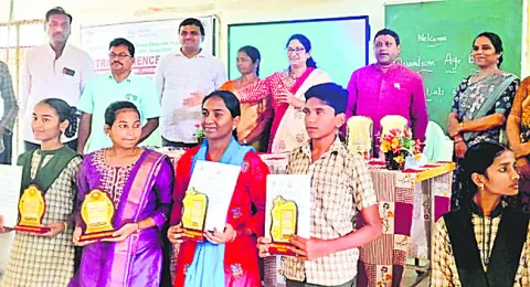 విద్యార్థులు సృజనాత్మకతను పెంపొందించుకోవాలి 