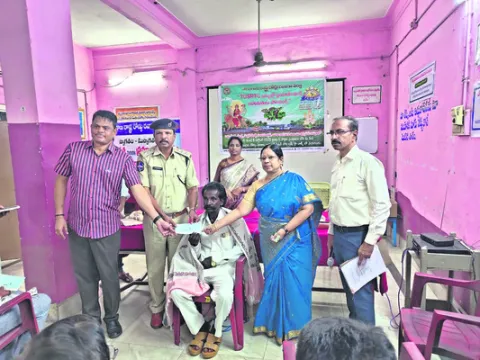 ఆర్టీసీ లక్కీడ్రా విజేతలకు చెక్కుల ప్రదానం 
