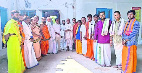 అర్చకులను అవమానిస్తే ఊరుకునేది లేదు 