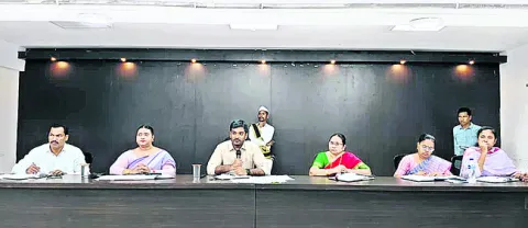 విద్యార్థుల ఆరోగ్య బాధ్యత గురువులదే 