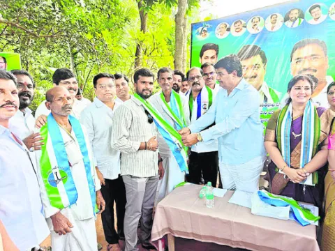 వైఎస్సార్‌ సీపీలో పలువురి చేరిక 