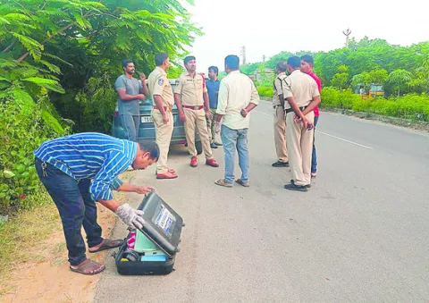 కారు అద్దాలు పగులగొట్టి.. 