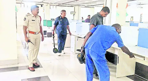 కలెక్టరేట్‌కు మళ్లీ బాంబు బెదిరింపు 