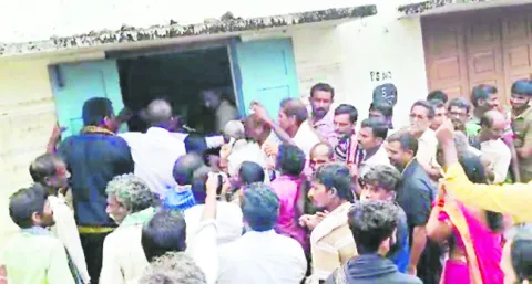 డి.పోలవరంలో యూరియా కష్టాలు