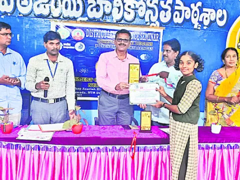 శాస్త్రసాంకేతిక రంగాలపై మక్కువ పెంచుకోవాలి 