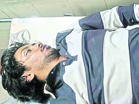 డివైడర్‌ను ఢీకొని విద్యార్థి మృతి
