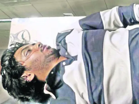 డివైడర్‌ను ఢీకొని  విద్యార్థి దుర్మరణం 
