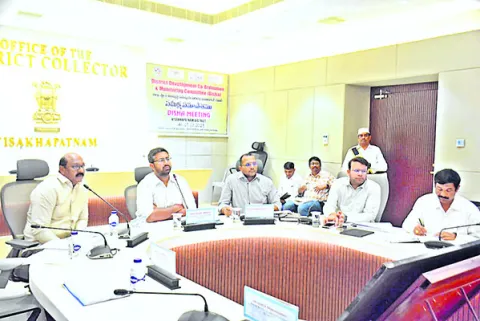 అన్ని రంగాల్లో విశాఖ ముందంజలో ఉండాలి