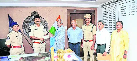 హోంగార్డు కుటుంబానికి ‘చేయూత’