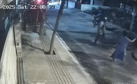 2 Men Rob Bengaluru Women: Chop Fingers With Machete8