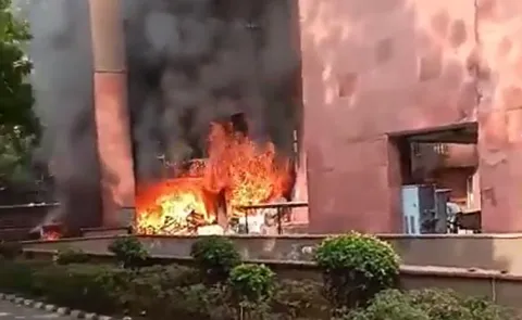 Massive Fire Breaks Out At Mps Staff Quarters In Delhi