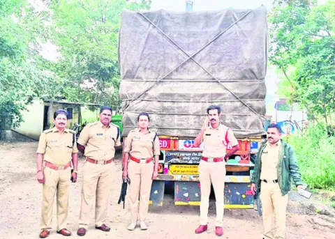 ఆవులు తరలిస్తున్న లారీ పట్టివేత