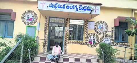 కాలం చెల్లిన మందులిచ్చారని పీహెచ్‌సీ ఎదుట నిరసన