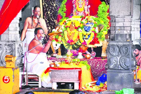 నృసింహుడికి విశేష పూజలు