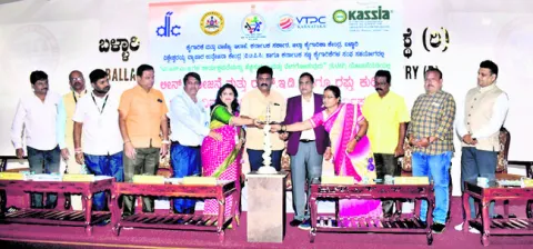 యువత పారిశ్రామికవేత్తలుగా ఎదగాలి 