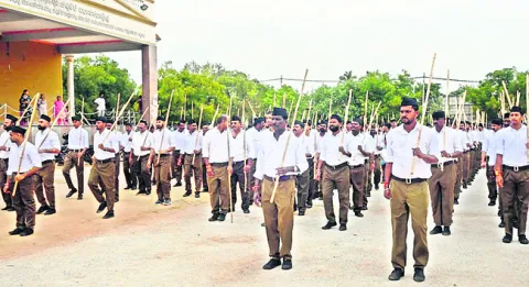 ఆర్‌ఎస్‌ఎస్‌ కార్యకర్తల కవాతు