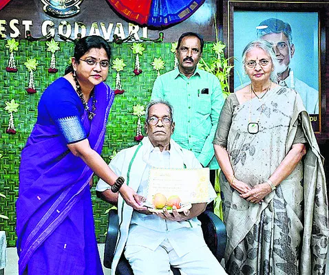 చేనేత రంగాన్ని కాపాడాలి  
