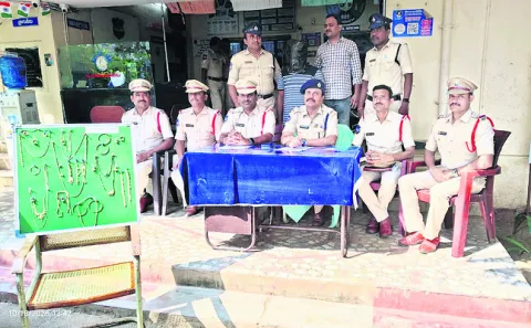 కారులో జర్నీ.. స్టార్ హోటళ్లలో బస