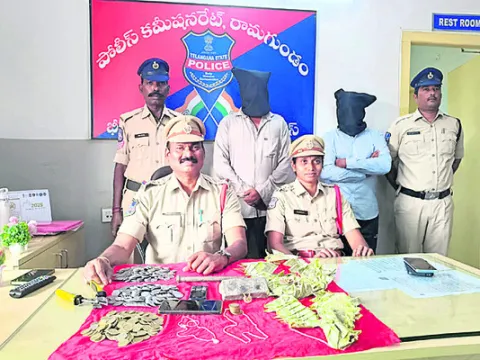 ఆలయంలో చోరీకి పాల్పడిన ఇద్దరి అరెస్టు