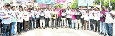 ‘సాక్షి’పై కక్ష సాధింపు తగదు