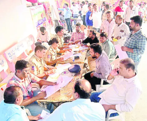 లాస్ట్డే పోటెత్తిన లిక్కర్ దరఖాస్తులు