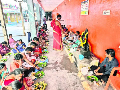 శనిపూజలకు భక్తుల రద్దీ
