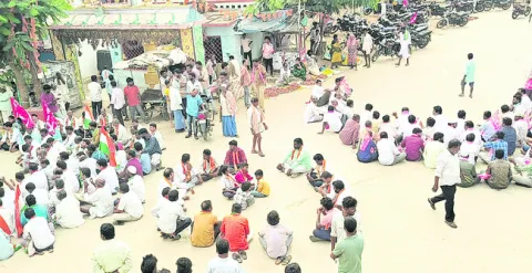 మద్దూరులో ఆసక్తికర ఘటన 
