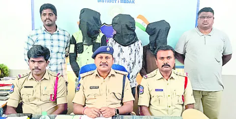 దోపిడీ కేసులో నిందితుల అరెస్ట్‌ 