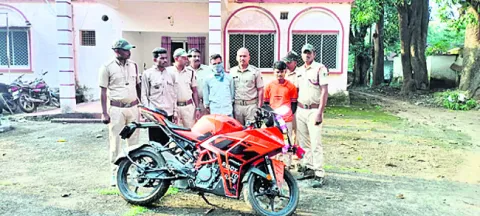 హత్యా నేరంపై ముగ్గురు అరెస్టు 