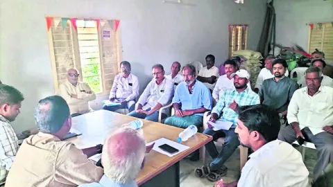 హైవే సర్వేను అడ్డుకున్న రైతులు