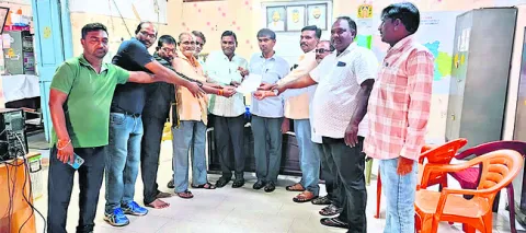 పత్రికా స్వేచ్ఛను హరించడమే 