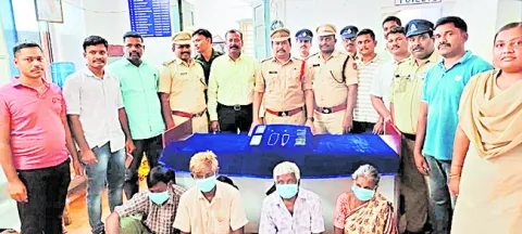 రైళ్లలో వేర్వేరు చోరీ కేసుల్లో ఐదుగురి అరెస్ట్‌ 