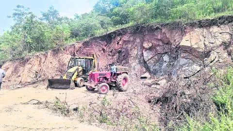 అక్రమంగా మట్టి తవ్వకాలు