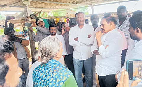 Thota Trimurthulu visit to Lakshmi Naidu family