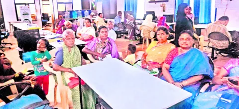 పింఛన్ల పంపిణీ.. తప్పని అవస్థలు