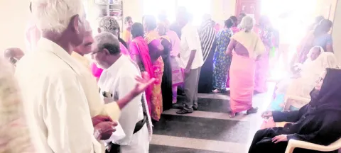 పింఛన్ల పంపిణీ.. తప్పని అవస్థలు