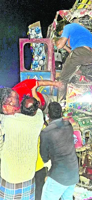 టిప్పర్‌ను ఢీకొన్న లారీ 
