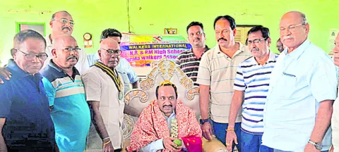 వృద్ధులను ప్రతి ఒక్కరూ గౌరవించాలి 