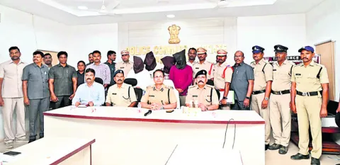 కోట్లు దోచిన ముఠా..