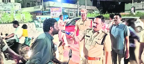 ట్రాఫిక్‌ నిబంధనలు పాటించాలి