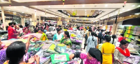 ● సందడే సందడి.. 
