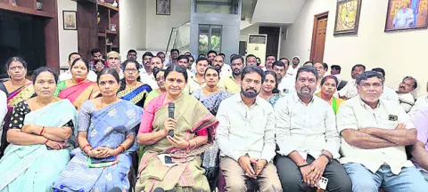 నవంబర్‌లో బతుకమ్మ చీరల పంపిణీ 