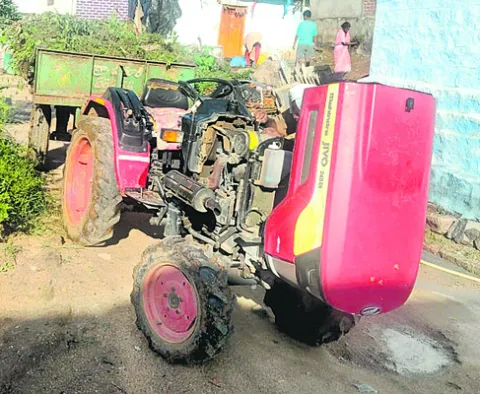 డీజిల్‌ లేక.. ఆగిన చెత్త ట్రాక్టర్‌ 