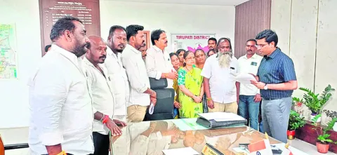 కమిషనర్‌ తీరుపై ఆగ్రహం 